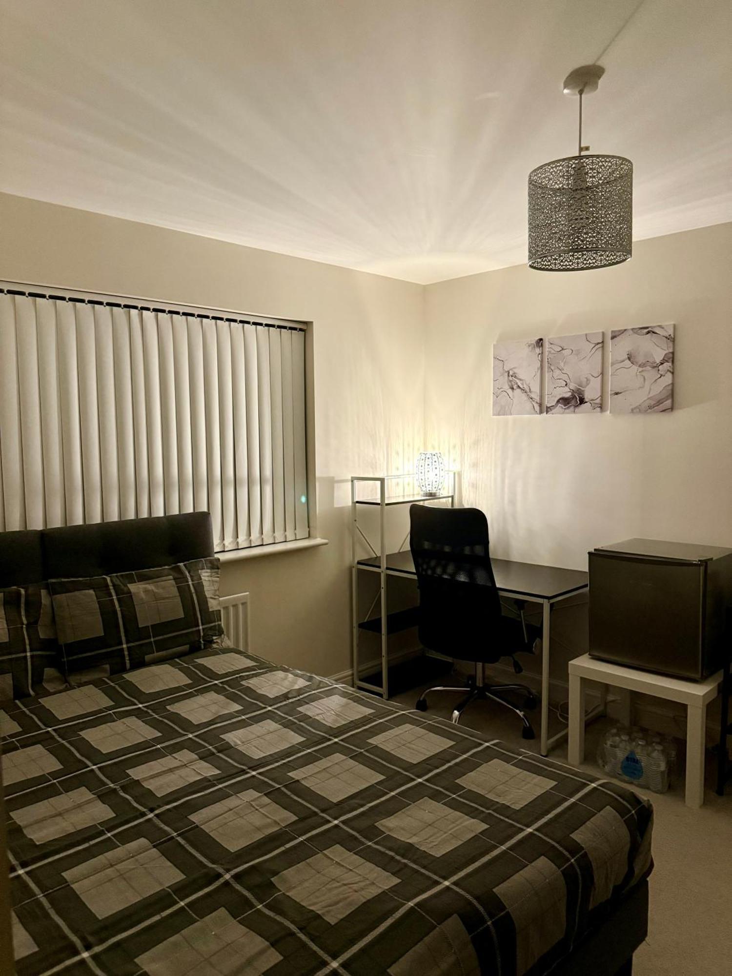 Large Double Room & Private Ensuite Bathroom, Badbury Park, Swindon, Near Great Western Hospital ภายนอก รูปภาพ