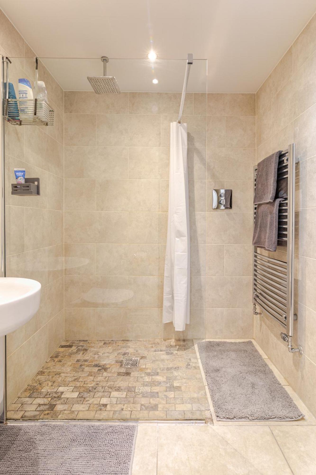 Large Double Room & Private Ensuite Bathroom, Badbury Park, Swindon, Near Great Western Hospital ภายนอก รูปภาพ