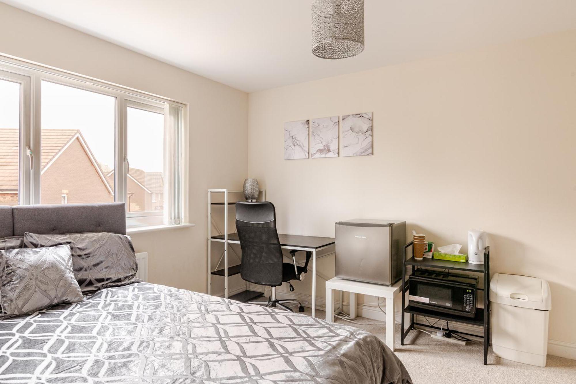 Large Double Room & Private Ensuite Bathroom, Badbury Park, Swindon, Near Great Western Hospital ภายนอก รูปภาพ